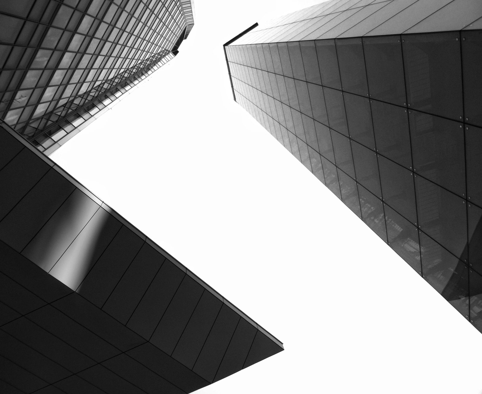 Vista em preto e branco de arranha-céus de um distrito financeiro